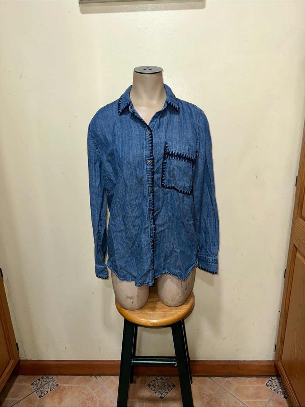 Woman’s Rails button down collar shirt top embroidered